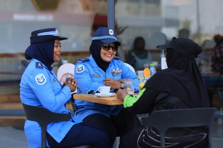 ‘ފުލުހަކާ އެކު ކޮފީއެެއް’ މާދަމާ