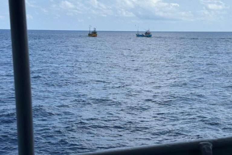 ރާއްޖޭގެ އިޤްތިސާދީ ސަރަހައްދުގައި އުޅުނު ބޭރުގެ 2 މަސްބޯޓެއް ސިފައިންގެ ބެލުމުގެ ދަށަށް ގެނެސްފި