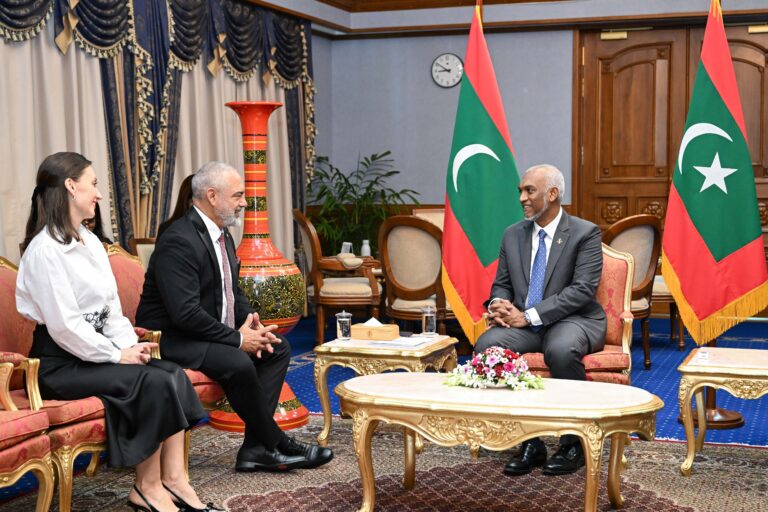 ޕެރަގުއޭގެ އައު ސަފީރު، އެމަނިކުފާނުގެ ސަފީރުކަމުގެ ފަތްކޮޅު ރައީސް އަށް އަރުވައިފި