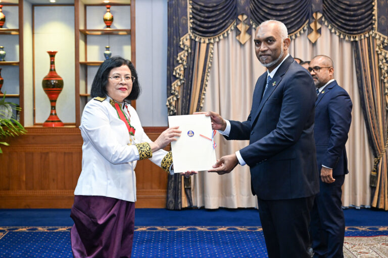 ކެމްބޯޑިއާގެ އައު ސަފީރު، އެކަމަނާގެ ސަފީރުކަމުގެ ފަތްކޮޅު ރައީސް އަށް އަރުވައިފި