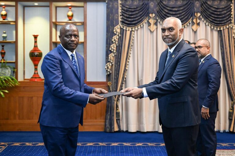 ކެންޔާގެ ހައި ކޮމިޝަނަރ، އެމަނިކުފާނުގެ ސަފީރުކަމުގެ ފަތްކޮޅު ރައީސް އަށް އަރުވައިފި