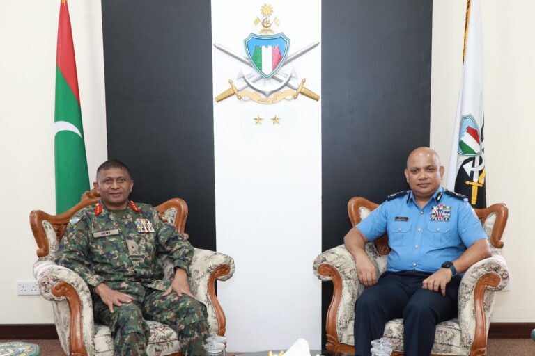 ކޮމިޝަނަރ އޮފް ޕޮލިސް އިސްމާޢީލް ނަވީން އާއި ޗީފް އޮފް ޑިފެންސް ފޯސް ބައްދަލުކުރައްވައިފި
