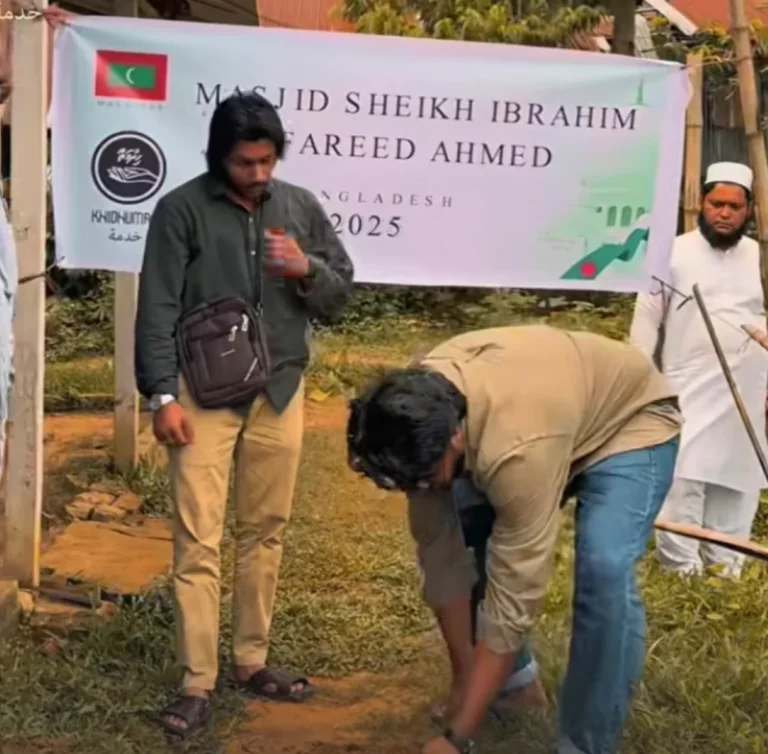 ފަރީދުގެ ހަނދާނުގައި ބަންގްލަދޭޝްގައި ބިނާކުރާ މިސްކިތުގެ ބިންގާ އަޅައިފި