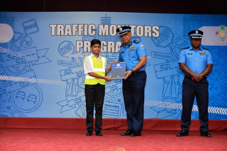 އިސްކަންދަރު ސްކޫލާއި އަމީނިއްޔާ ސްކޫލްގެ ޓްރެފިކް މޮނީޓާސް ޕްރޮގްރާމް ނިންމުމުގެ ރަސްމިއްޔާތު ބާއްވައިފި