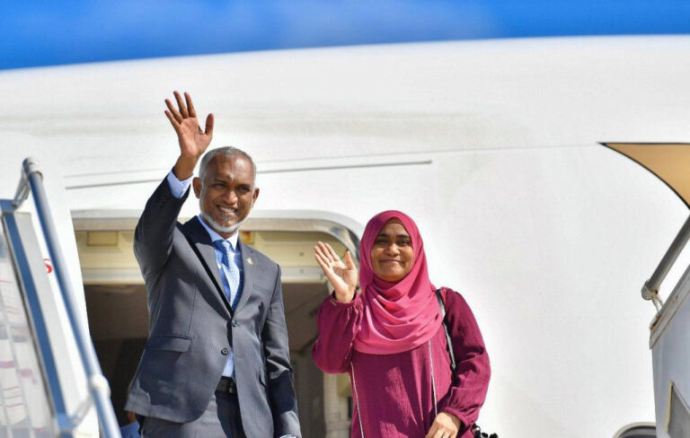 ފުރަމާނަ ދަތުރުފުޅެއްގައި ރައީސްގެ ދެކަނބަލުން ސިންގަޕޫރަށް ފުރާވަޑައިގެންފި