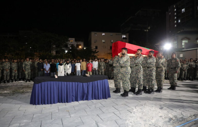 ވޮރަންޓް އޮފިސަރ 2 ޢަލީ ޙާމިދުގެ ޖަނާޒާ، ސިފައިންގެ ރަސްމީ ޢިއްޒަތުގައި ބާއްވައިފި