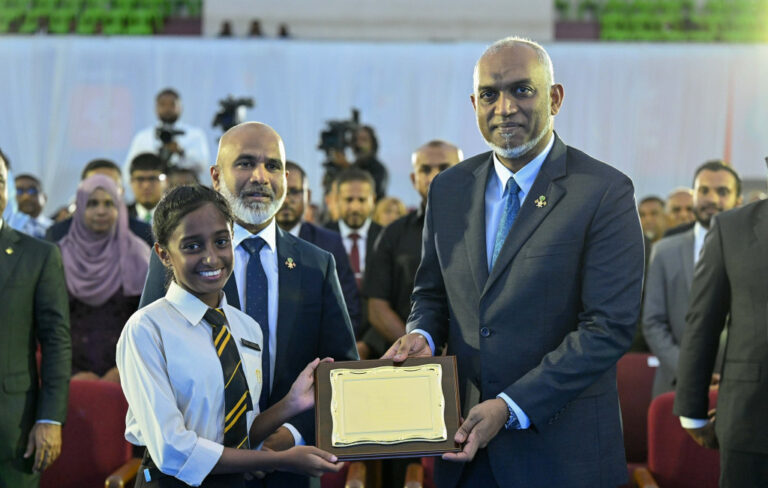 މަތީ އަރުތަވެރިންގެ އިނާމު ދިނުމުގެ ރަސްމިއްޔާތު ރައީސް ޝަރަފުވެރިކޮށްދެއްވައިފި