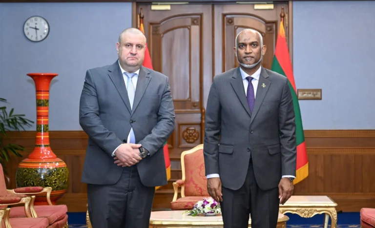 ހަ ޤައުމަކުން ކަނޑައެޅުއްވި އައު ނޮން-ރެސިޑެންޓް ސަފީރުން، ރައީސަށް މަޤާމުގެ ފަތްކޮޅު އަރުވައިފި