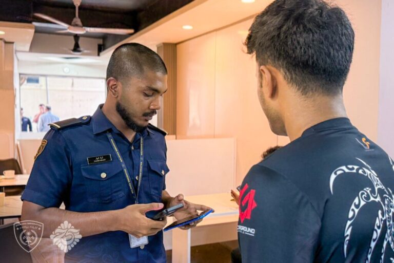 ކެފޭއެއްގައި ގަވާއިދާ ޚިލާފަށް އުޅުނު ފަސް ބިދޭސީއަކު އަތުލައިގެންފި
