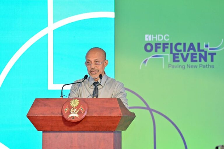 އެޗްޑީސީގެ މެނޭޖިން ޑިރެކްޓަރު މައުރޫފް ޖަމީލް ރިޓަޔާކުރައްވަނީ