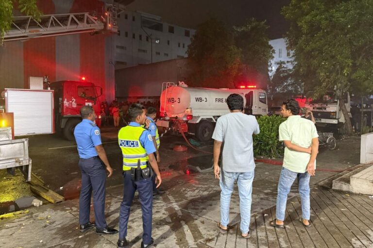 އަލިފާން ނިއްވާލުމުގައި އުޅުނު ތިން ފުލުހަކަށް ދުމުގެ އަސަރުކޮށްގެން ފަރުވާދެނީ 
