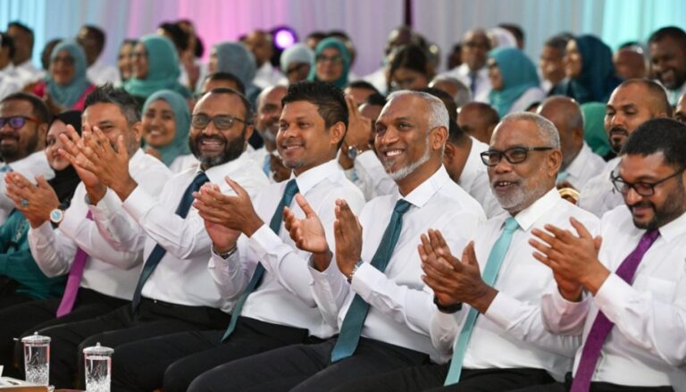 10،000 މެންބަރުން ހަމަވަނީ ތިން ޕާޓީއެއްގައި