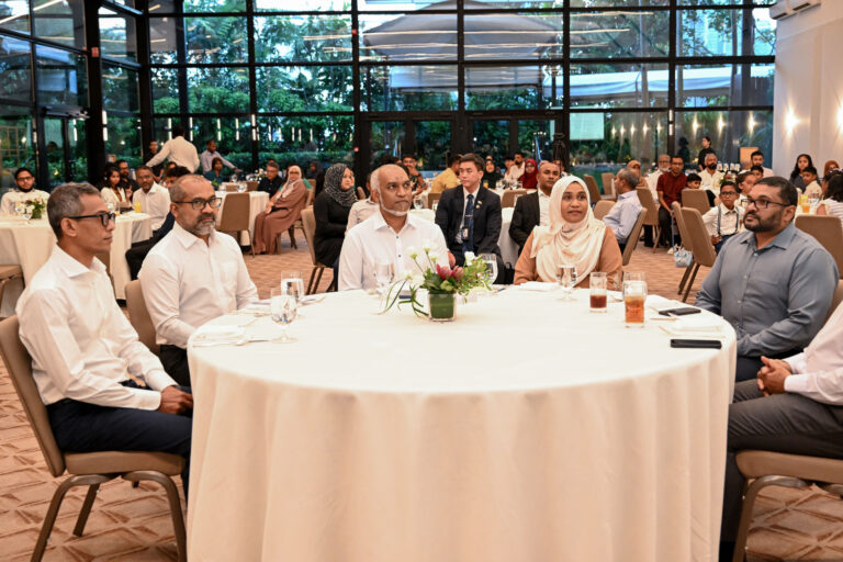 ސިންގަޕޫރުގައި ދިރިއުޅޭ ދިވެހި ރައްޔިތުންނާ ރައީސްގެ ދެކަނބަލުން ބައްދަލުކުރައްވައިފި