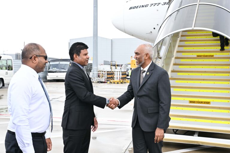 ރައީސް އިނގިރޭސިވިލާތައް ކުރެއްވި ދަތުރުފުޅު ނިންމަވާލެއްވުމަށްފަހު ރާއްޖެ ވަޑައިގެންފި