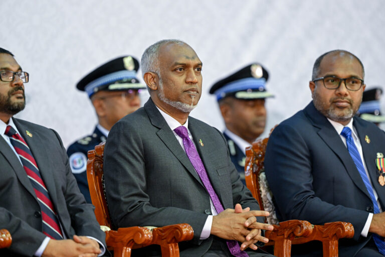 ރައީސް ތަކުރާރުކޮށް ވިދާޅުވަނީ ގައުމުގެ ކޮންމެ އަކައިންޗިއެއް ބަހަލައްޓާނީ ދިވެހީން އަމިއްލައަށް ކަމަށް! 