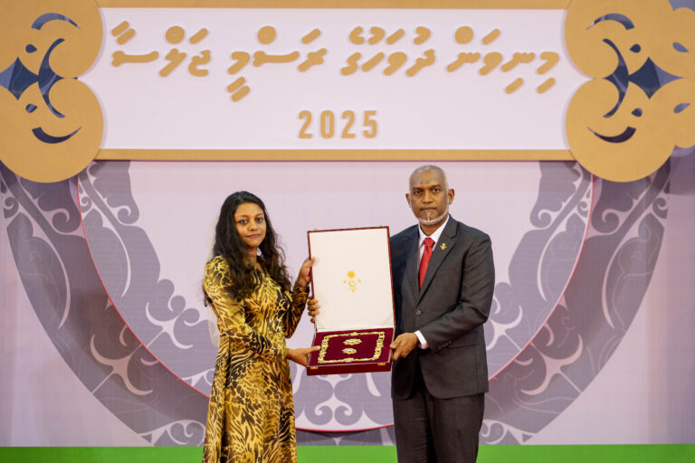 ނިޝާން އިއްޒުއްދީންގެ އިއްޒަތުގެ ވެރިކަން ސާބިރަށް އަރުވައިފި