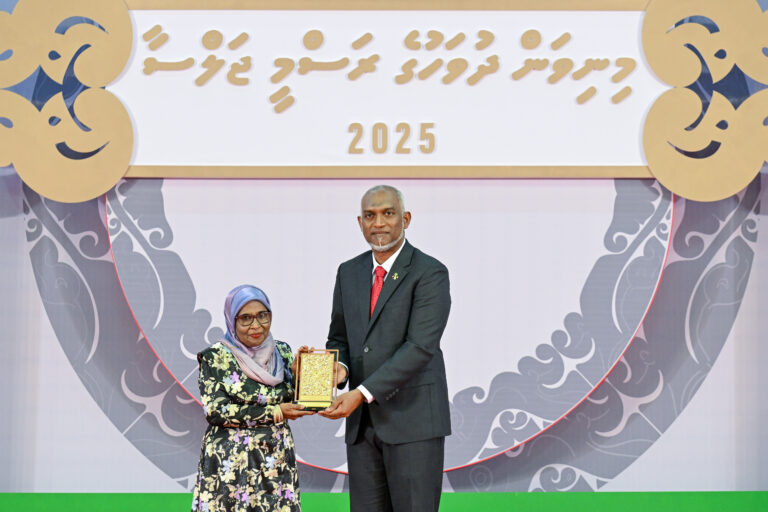 ދައުލަތަށް ގިނަ ދުވަހު ޚިދުމަތް ކުރެއްވި 94 ބޭފުޅަކަށް ޝަރަފުގެ ބެޖާއި އައްޑަނަ ދެއްވައިފި