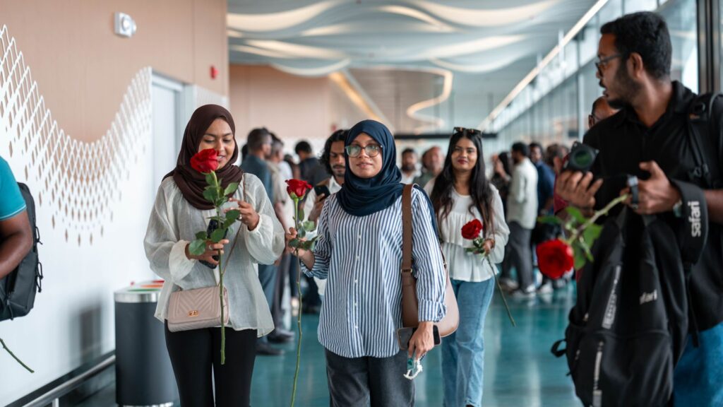 ވީއައިއޭގެ އާ ޓާމިނަލްގެ ފުރަތަމަ ފަސިންޖަރުންނަށް ހޫނު މަރުހަބާއެއް ކިޔުން -- ފޮޓޯ: އެމްއޭސީއެލް