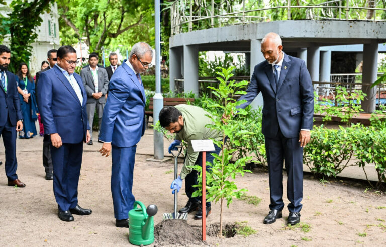 ފަސް މިލިޔަން ގަސް ޕްރޮގްރާމުގައި ސްރީލަންކާގެ ރައީސް ގަހެއް އިންދަވައިފި