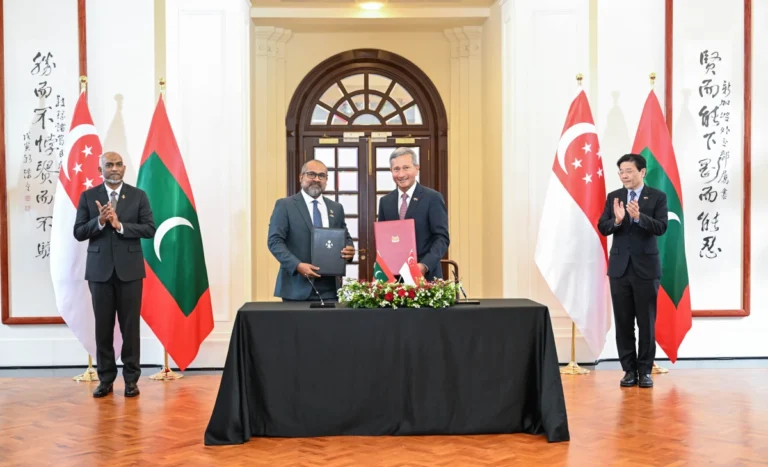 ސިންގަޕޫރާއި އެކު މުހިންމު ތިން ފަހުމުނާމާއެއްގައި ސޮއިކޮށްފި