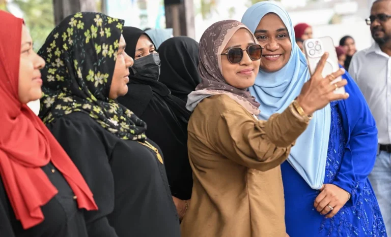 ރައީސްގެ އަނބިކަނބަލުން ރަސްމީ ދަތުރުފުޅެއްގައި އައްޑޫއަށް ވަޑައިގެންފި