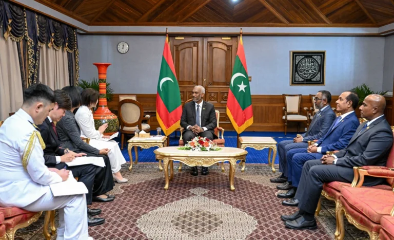 ޖަޕާނުގެ ބޮޑުވަޒީރުގެ ހާއްސަ މަންދޫބު ރައީސްގެ އަރިހަށް އިހުތިރާމުގެ ޒިޔާރަތެއް ކުރައްވައިފި