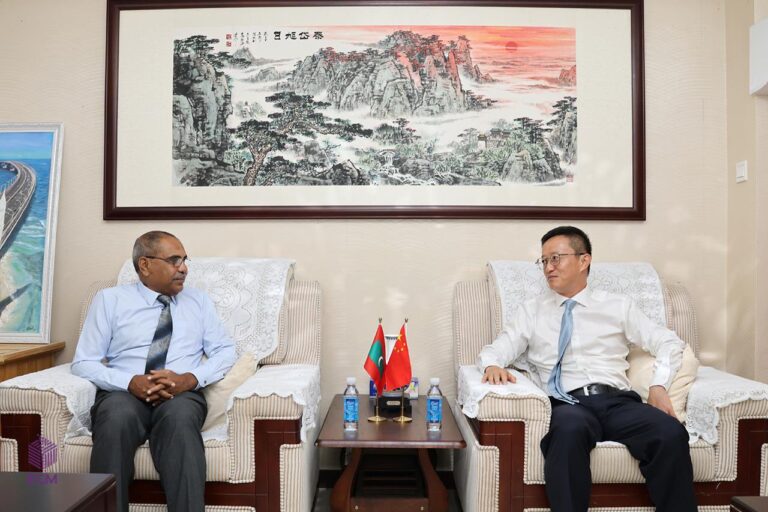 އިލެކްޝަންސް ކޮމިޝަނުގެ މެންބަރުން ޗައިނާ ސަފީރާ ބައްދަލުކުރައްވައިފި