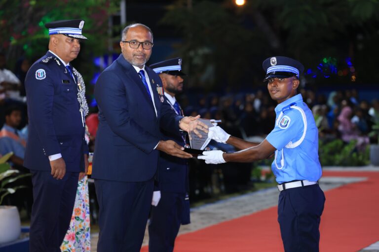 ކޮންމެ ފުލުހަކީ ނަޒާހާތްތެރިކަމާއެކު މަސައްކަތްކުރާ މީހަކަށް ވާންޖެހޭ: އިހްސާން
