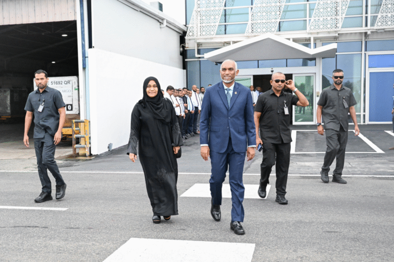ސިންގަޕޫރަށް ކުރެއްވި ދަތުރުފުޅަށްފަހު ރައީސް މާލެ ވަޑައިގެންފި