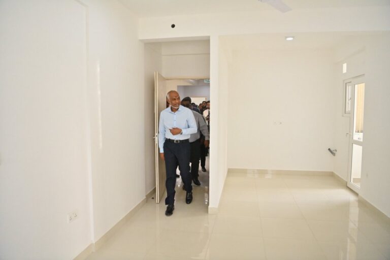 ރައީސް މުއިއްޒު ވައުދު ފުއްދަވައިފި، ކަސްޓަމްސްގެ 100 މުވައްޒަފުންނަށް ފްލެޓް ލިބިއްޖެ