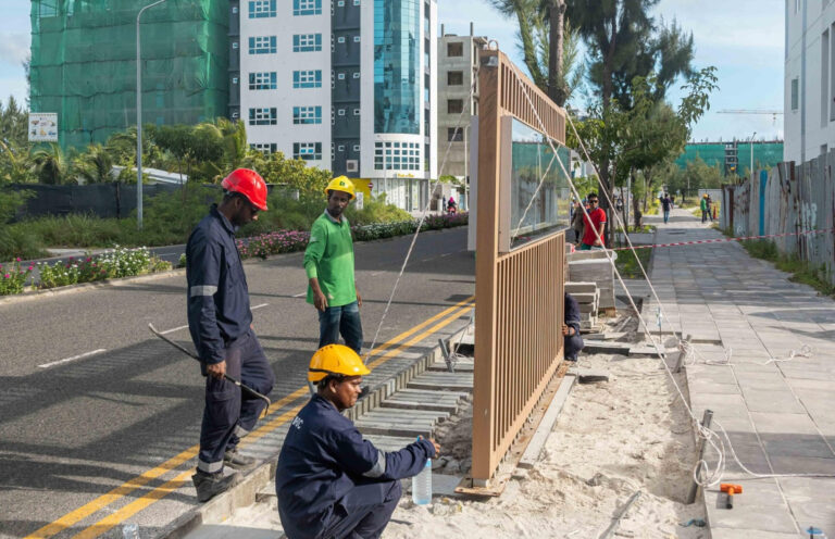 4000 ފްލެޓްގައި ދިރިއުޅެން ފަށަންވާއިރަށް ބަސް ސްޓޮޕްތައް ހަދަނީ