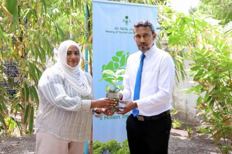 ފުވައްމުލަކު ސިޓީ ކައުންސިލަށް ގަސްތަކެއް ހަދިޔާކޮށްފި