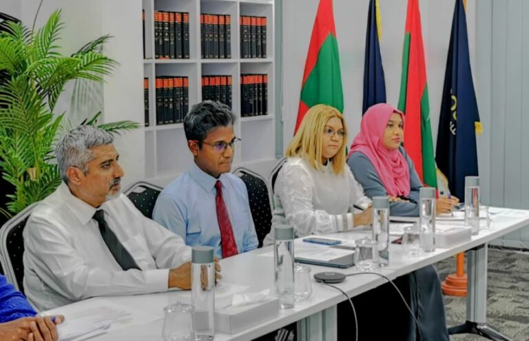 ގާނޫނީ ވަކީލަކަށް ހެދިގެން އުޅުނު މީހެއްގެ މައްސަލަ ފުލުސް އޮފީހަށް ހުށަހަޅައިފި