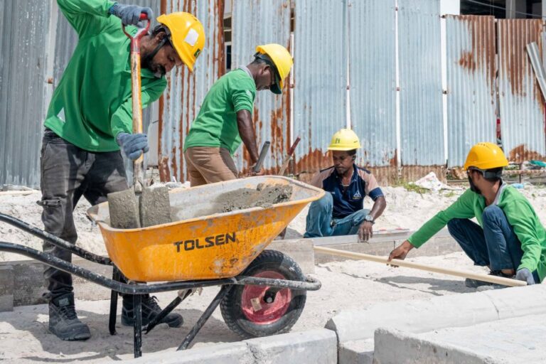 ގެދޮރުވެރިޔާ ފުލެޓްތައް ހުންނަ ސަރަހައްދުގައި ދުވާރު ހެދުމުގެ ބޮޑު ބައި ނިމިއްޖެ
