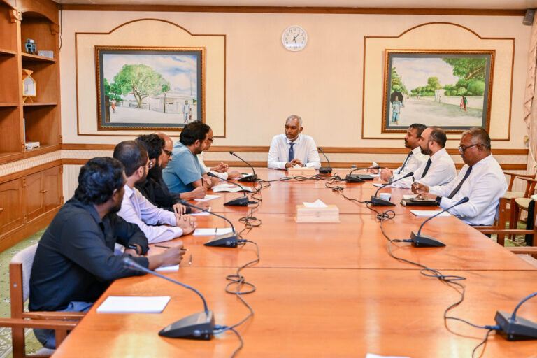 ނޫސްވެރިންގެ ޖަމިއްޔާއާ ބައްދަލުކުރައްވައި ކަންބޮޑުވުންތައް ރައީސް އަޑުއައްސަވައިފި