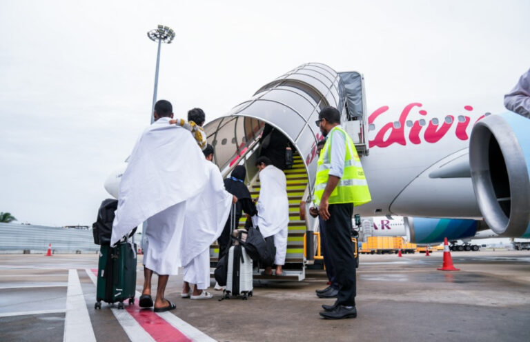އުމްރާވެރިން އަންނަ ފްލައިޓަށް ދިމާވި މައްސަލަ ހައްލުކޮށް ފުރައިފި