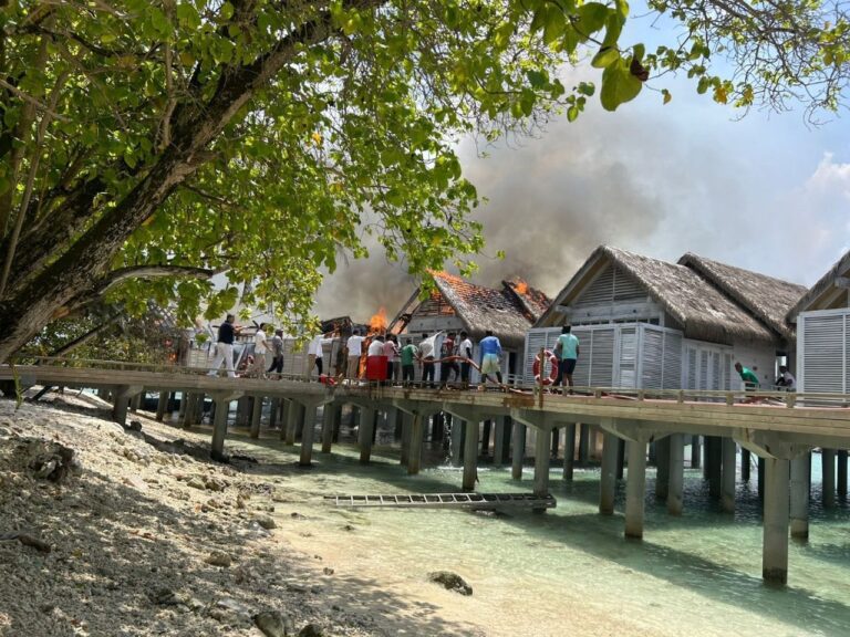 ރިސޯޓެއްގެ މޫދު ކޮޓަރިއެއްގައި ރޯވެ އަނދަނީ