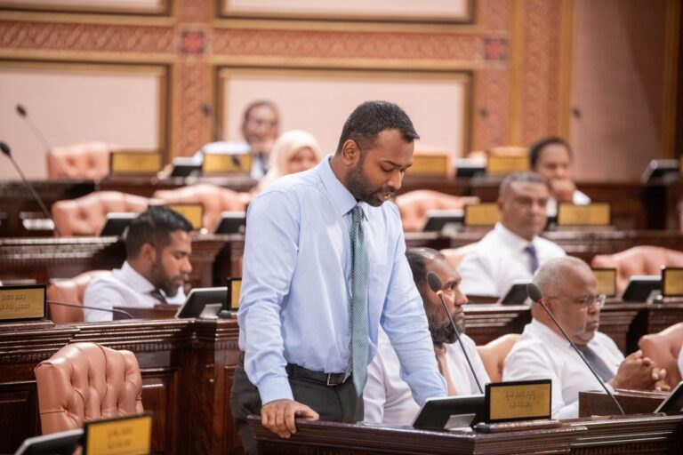 އަޑުގަދަ ކުރެއްވުމުން މީކާއިލް ތަޅުމުން ބޭރުކޮށްފި