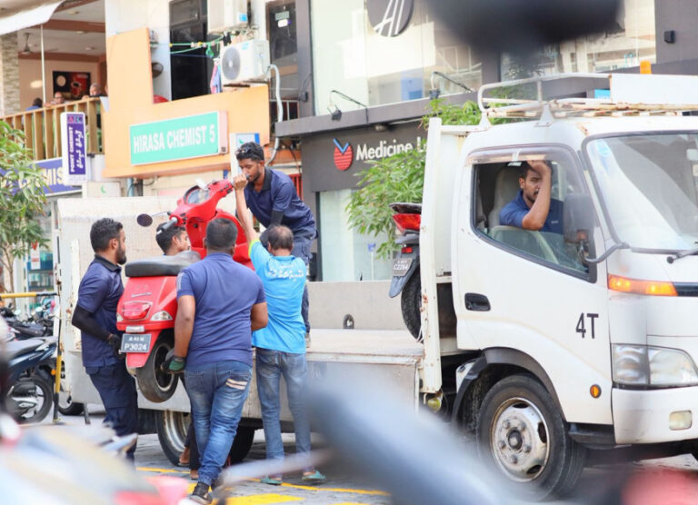 މަގުތަކުގައި ބޭނުން ނުކޮށް ދޫކޮށްލާފައިވާ އުޅަނދުތައް ނަގަނީ
