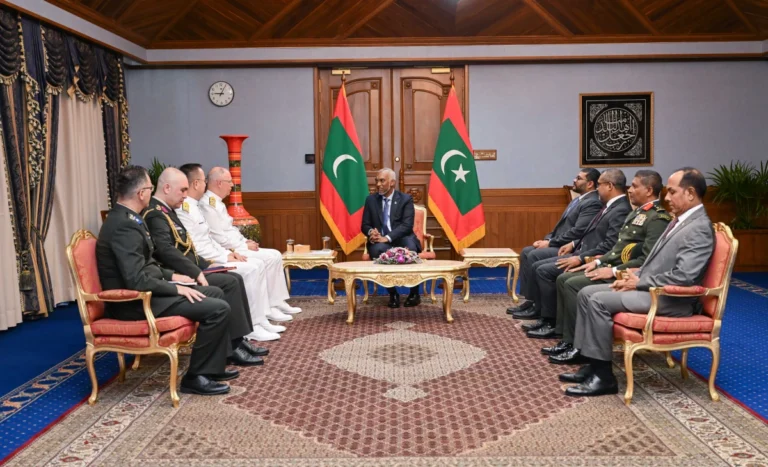 ތުރުކީ ނޭވީގެ ފްލީޓް ކޮމާންޑަރ ރައީސްގެ އަރިހަށް އިޙްތިރާމްގެ ޒިޔާރަތެއް ކުރައްވައިފި