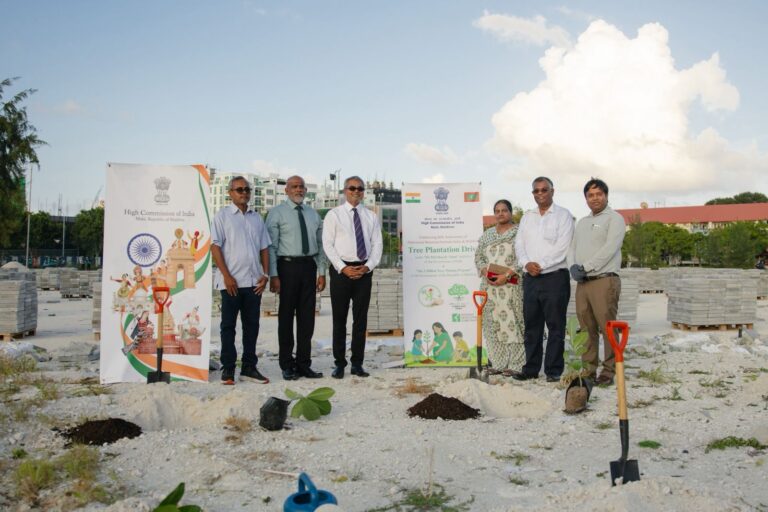 ދިވެހިރާއްޖެއާއި އިންޑިޔާގެ ގުޅުމަށް 60 އަހަރު ފުރުން ފާހަގަ ކުރުމަށް ހުޅުމާލޭ ގައި 60 ގަސް އިންދައިފި