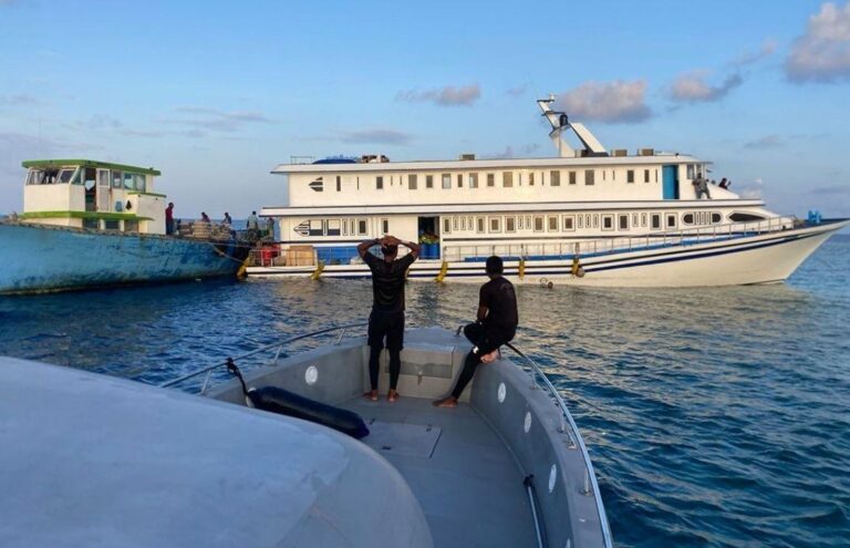 ދިއްދޫއަށް ދަތުރުކުރަމުންދިޔަ ބޯޓެއް ފަރަށް އަރައިފި