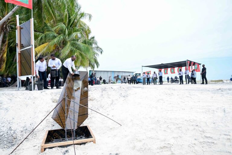 ހިރިލަންދޫގައި އަލަށް އިމާރާތް ކުރާ މިސްކިތުގެ ބިންގާ އަޅައިފި