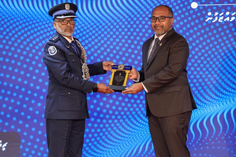 ދިގު މުއްދަތަކަށް ހިދުމަތްކޮށްފައިވާ ފުލުހުންގެ އަގު ވަޒަން ކޮށްފި