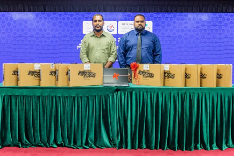 އިސްލާމީކަންތައްތަކާ ބެހޭ ވުޒާރާއިން ހިރިލަންދޫ ސްކޫލަށް 10 ލެޕްޓޮޕް ހަދިޔާކޮށްފި
