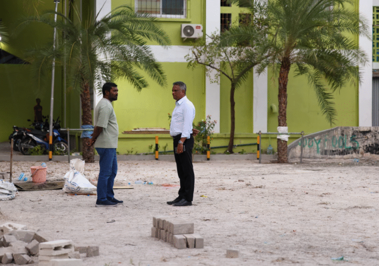 ފުރުޤާން މިސްކިތް ކުރިމަތީ ހިތްފަސޭހަ މައިޒާނަކާއި ސައިކަލް ޕާކިންގްއެއް ތަރައްޤީ ކުރަނީ