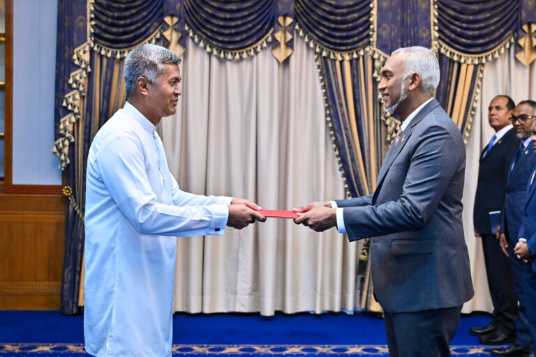 ސްރީލަންކާ ސަރުކާރުން ދިވެހިރާއްޖެއަށް ކަނޑައެޅުއްވި އާ ސަފީރު، ރައީސުލްޖުމްހޫރިއްޔާއަށް ސަފީރުކަމުގެ ފަތްކޮޅު އަރުވައިފި