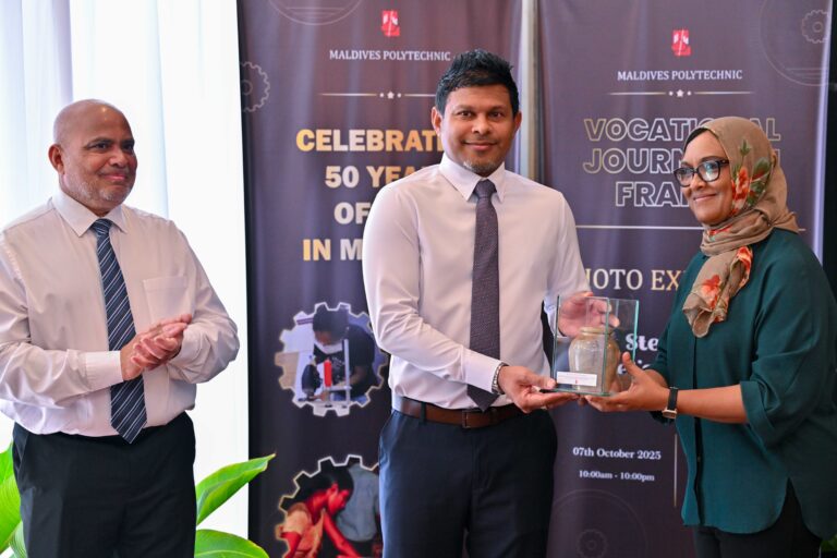 ވޮކޭޝަނަލް ޖަރނީ އިން ފްރޭމްސް ފޮޓޯ މައުރަޒު ހުޅުއްވައިދެއްވައިފި