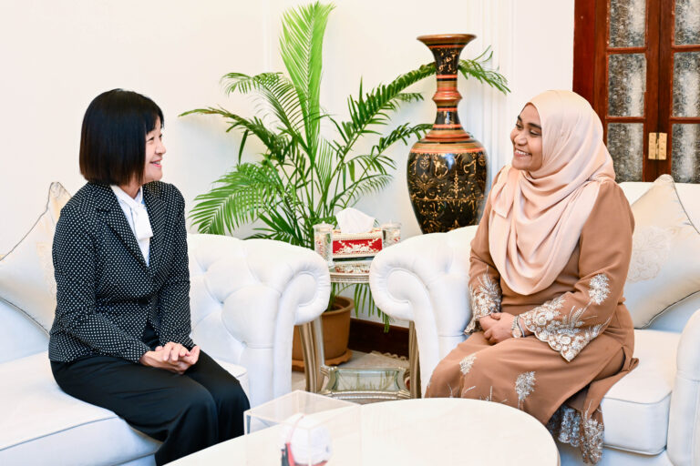 ޖަޕާނުގެ ސަފީރު، ރައީސްގެ އަނބިކަނބަލުންގެ އަރިހަށް އިޙްތިރާމްގެ ޒިޔާރަތެއް ކުރައްވައިފި