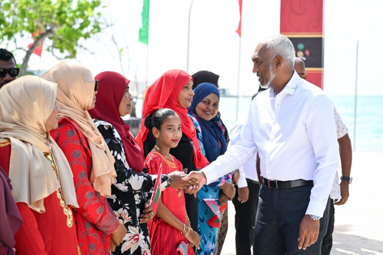 ތާރީޚީ ރެކޯޑެއް، ކުރު މުއްދަތެއްގެ ތެރޭގައި ރާއްޖޭގެ މީހުން ދިރިއުޅޭ ހުރިހާ ރަށަކަށް ރައީސް ވަޑައިގެންފި